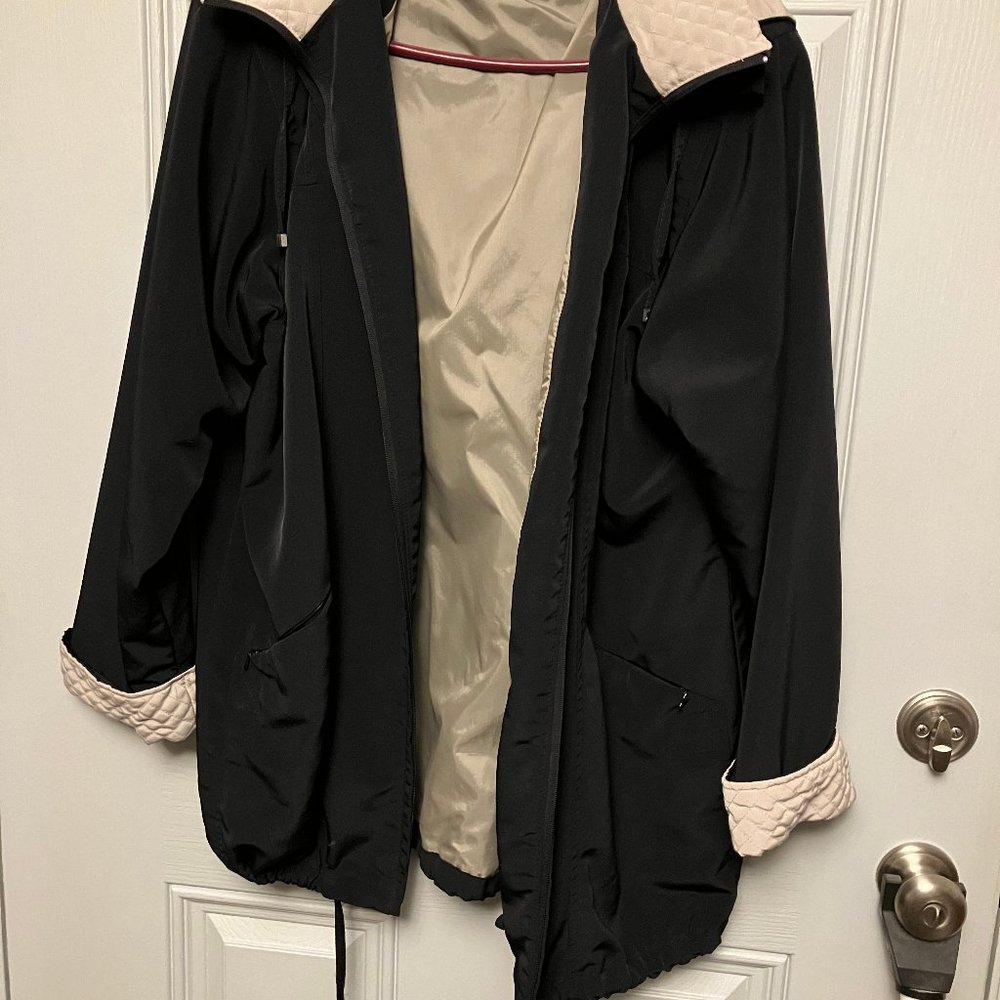 WOMEN'S SIZE XL LIGHTWEIGHT ALL WEATHER JACKET, BLACK WITH BEIGE TRIM